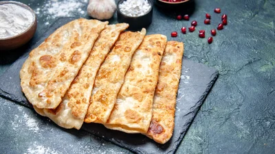 Пісні чебуреки з грибами – чудова перекуска для тих, хто не їсть м’ясо