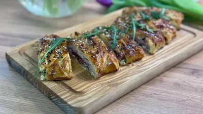 Мясной пирог из слоеного теста – готовим быстрый перекус на все времена