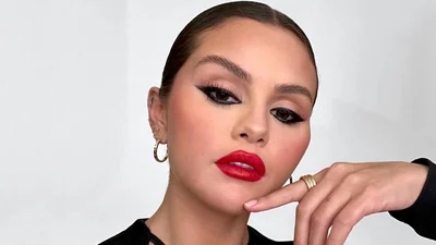 Селена Гомес ледь не засвітила сосок на цих фото з шикарним декольте