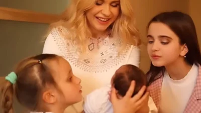 Трогательное видео: Лилия Ребрик показала знакомство младшей дочери с сестричками