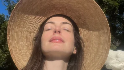 "Это было экстремально": Энн Хэтэуэй честно рассказала, почему бросила пить алкоголь