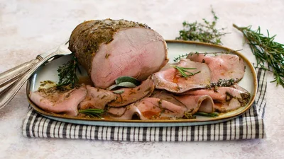 Ростбиф с зеленью – лучшее мясное блюдо, которое украсит праздничный стол