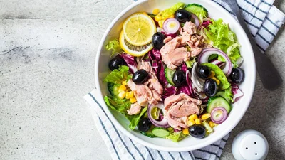 Смачний і простий салат з консервованим тунцем – буде на столі за 15 хвилин