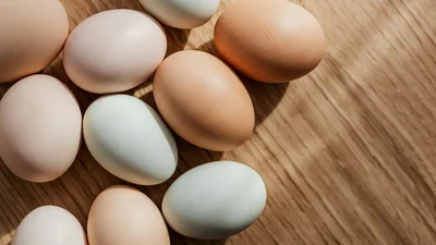 Как почистить сваренные яйца за 10 секунд: самый простой трюк