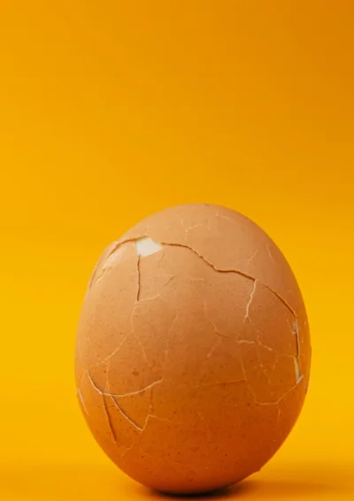 Как почистить сваренные яйца за 10 секунд: самый простой трюк - фото 605769