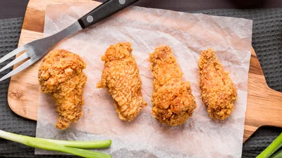 Как сделать жареную курицу более хрустящей: добавь этот бюджетный ингредиент