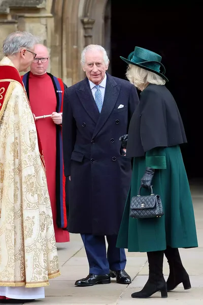 Необычная Пасха: король Чарльз ІІІ посетил службу без детей и внуков - фото 606217