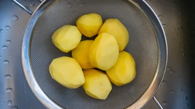 Что делать, чтобы почищенная картошка не темнела – крутой лайфхак