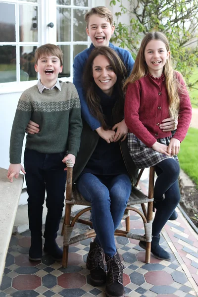 Как дети Кейт Миддлтон поддерживают ее в борьбе с раком - фото 606563