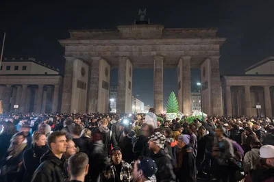 Сотни немцев одновременно покурили траву, чтобы отпраздновать легализацию каннабиса - фото 606578