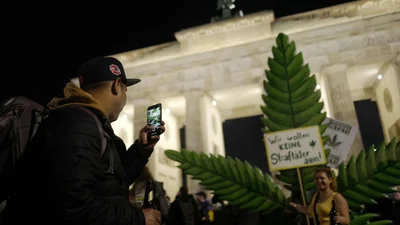 Сотни немцев одновременно покурили траву, чтобы отпраздновать легализацию каннабиса