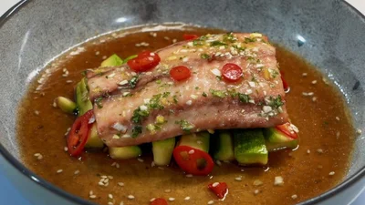Риба з кабачками – Ектор показує, як приготувати просту страву по-новому