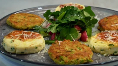 Солоні сирники та кабачкові деруни – розкішний сніданок, який пропонує Ектор