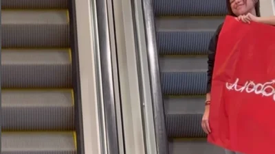 "Новый этап" или "поймать новую жертву": Соня Морозюк удивила перфомансом на эскалаторе