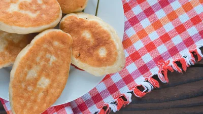 Пісні пиріжки з горохом – зручний перекус, який можна брати з собою всюди