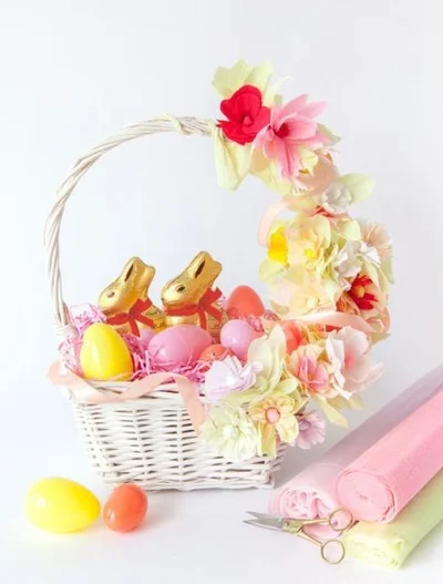 Як прикрасити кошик на Великдень квітами  - фото 607230