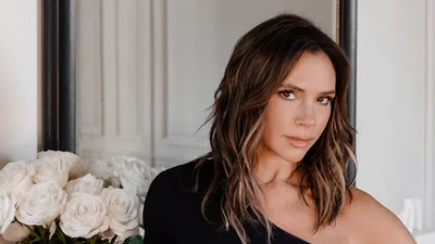 Коричневий смокі: Вікторія Бекхем показала, як легко можна зробити мейк з одним продуктом