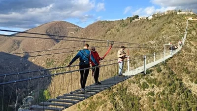 В Італії відкрили найвищий у Європі пішохідний підвісний міст: краєвид вражає