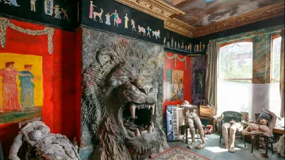 Художник почти 30 лет превращал арендованную квартиру в произведение искусства – фото