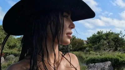 Похоже, Кардашьян копирует Бейонсе: Ким в шляпе показала сексуальные бедра и грудь