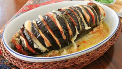 "Гармошка" з баклажанів, фарширована сиром і помідорами – розкіш на вечерю