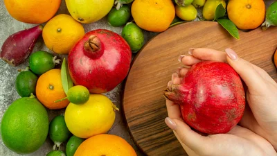 Не водою: як правильно мити фрукти, щоб знищити всі бактерії