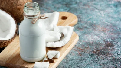 Як приготувати кокосове молоко в домашніх умовах – потрібно 2 інгредієнти