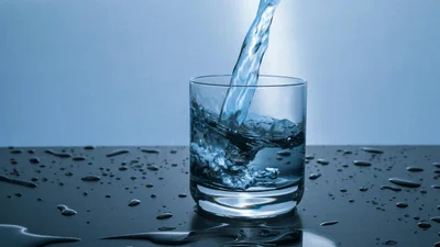 Чому не можна кип'ятити воду в мікрохвильовій печі: 2 неочікувані причини
