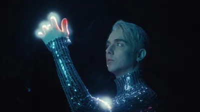 MÉLOVIN знявся напівоголеним в кліпі "Dreamer"