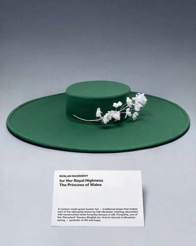 Дизайнер Руслан Багинский подарил Кейт Миддлтон и жене Чарльза ІІІ шляпки - фото 608053