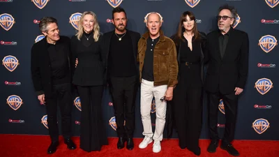 Щасливі та закохані: Моніка Беллуччі позувала з Тімом Бертоном на червоному хіднику