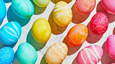 Как покрасить яйца на Пасху 2024: оригинальный способ, который даст красивый эффект