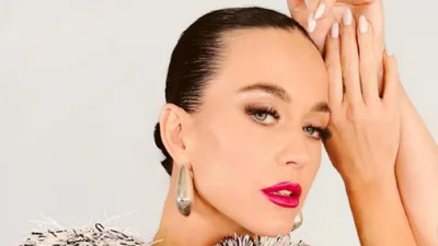 Кеті Перрі насмішила фотосесією у прикольній сукні