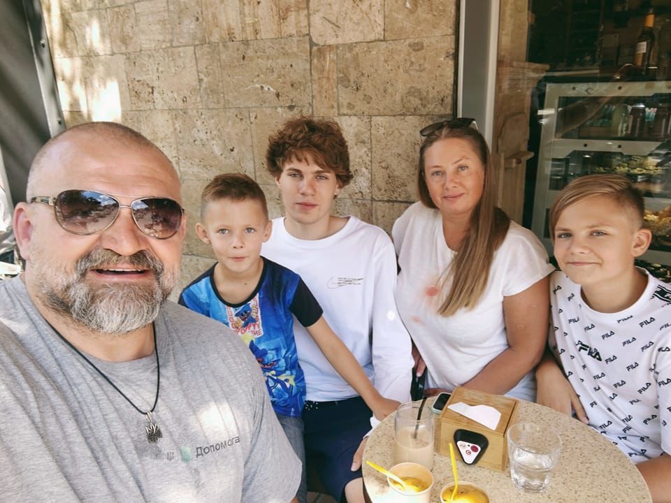 Василь Вірастюк із дружиною Інною та синами - фото 608729