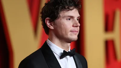 Еван Пітерс палко цілувався з таємничою білявкою: фанати вже з'ясували, хто вона