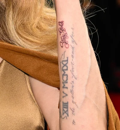Анджелина Джоли продемонстрировала свою новую татуировку: трогательное посвящение - фото 609100