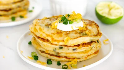 Весенние оладьи с сыром и зеленью – легкий завтрак, который приготовит и ребенок
