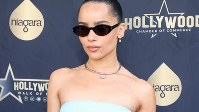 А як щодо затяжок: Зої Кравітц позувала у вбранні, зробленому з колготок