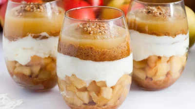 Яблучний пиріг у склянці – десерт, який не потрібно випікати