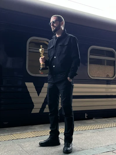 Фото дня: Мстислав Чернов привіз Оскар за '20 днів у Маріуполі' в Україну - фото 609377