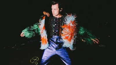 Какая настойчивость: Гарри Стайлз получил от фанатки 8 тысяч открыток меньше чем за месяц