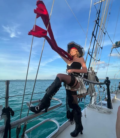 Сломала интернет: в сети обсуждают горячие фото Сидни Суини в образе пиратки - фото 609467