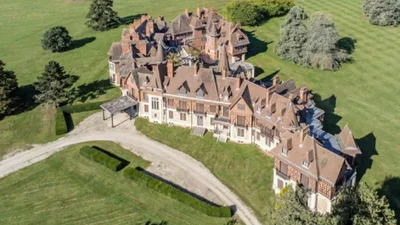 Приватне озеро, салон краси та 100 кімнат: на продаж виставили найдорожчий будинок у світі