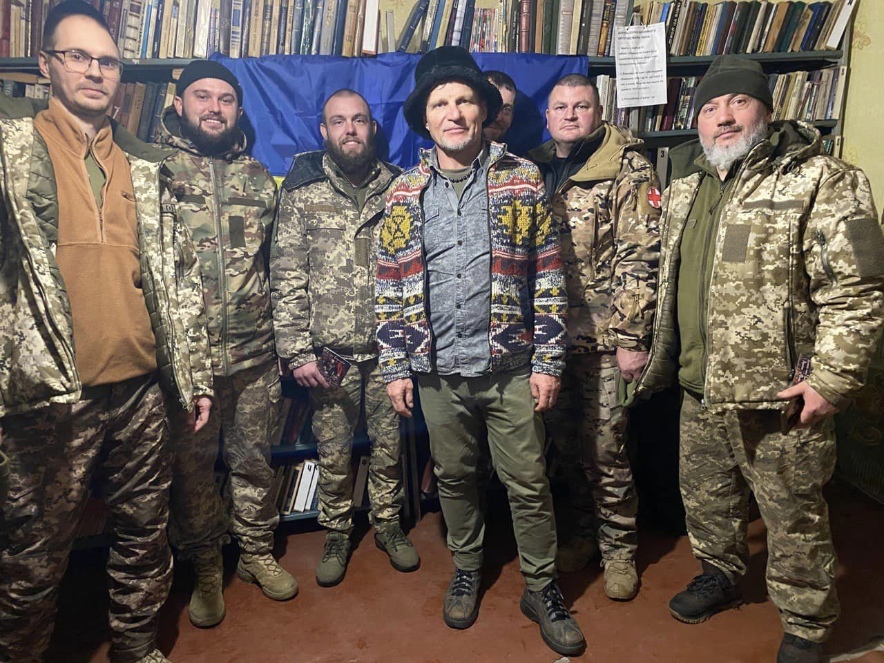 Олег Скрипка виступає перед військовими - 609700 Олег Скрипка виступає перед військовими - фото 609700