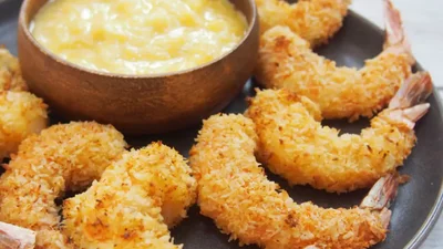 Кокосовые креветки с йогуртовым соусом: как приготовить роскошную горячую закуску на Пасху