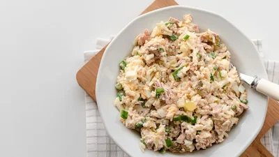 Салат с консервированным тунцом и рисом – блюдо, которое накормит самых голодных