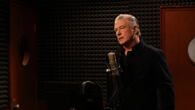 Алек Болдвін вибив телефон у жінки, яка поставила незручне запитання про смерть операторки