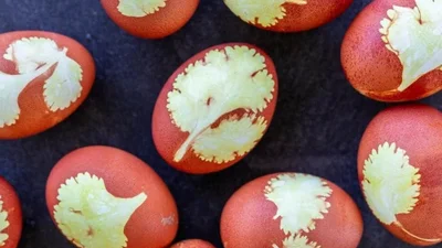 Как украсить пасхальные яйца: понадобится шелуха лука и петрушка