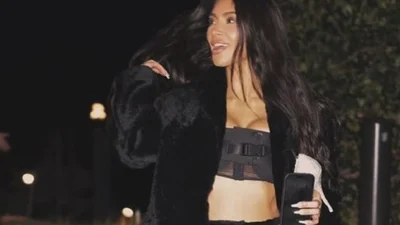 Веселая Ким Кардашян в шубе и бюстгальтере прогулялась с туфлей в руке