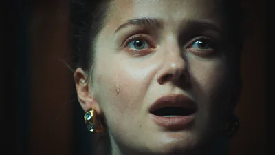 Співачка KOLA презентувала трек "SALUT PAPA", в якому заспівала про свого батька